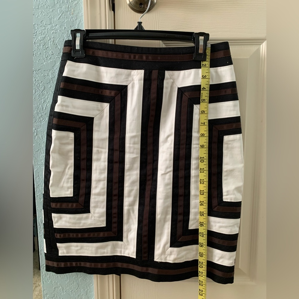White House Black Market skirt with sewn geometric detail. Size 6.